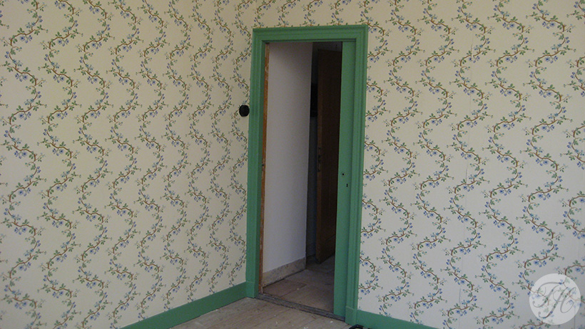 Behangen wand in betengelde slaapkamer