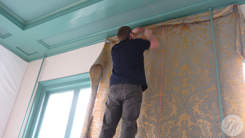 Aanbrengen van stoffen wandbespanning door Frans Hazenbosch