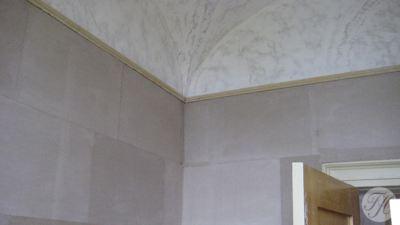 Klassieke betengelings techniek, strak gespannen linnen afgewerkt met eerste laag velletjes grondpapier