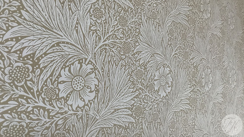 Detail van behang met klassieke uitstraling op authentiek betengelde ondergrond in monumentaal pand