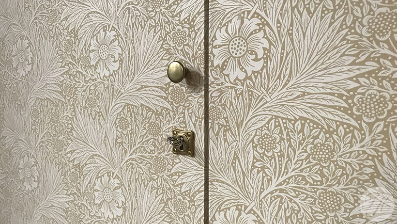 Detail van behang met klassieke uitstraling op authentiek betengelde ondergrond in monumentaal pand Amsterdam