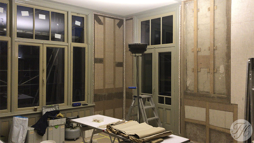 opgespannen linnen op latten als drager voor grondpapier en behang