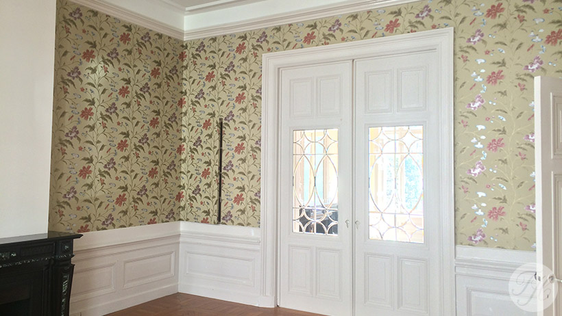 Klassieke opbouw betengeling afgewerkt met grondpapier en behang