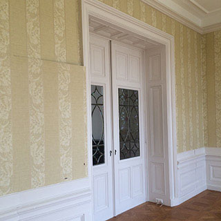 Drie stijlkamers voorzien van klassieke betengeling afgewerkt met behang en een stoffen wandbespanning in Herenhuis aan het Vondelpark